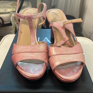 Naturalizer metallic pink shoe
Size 7